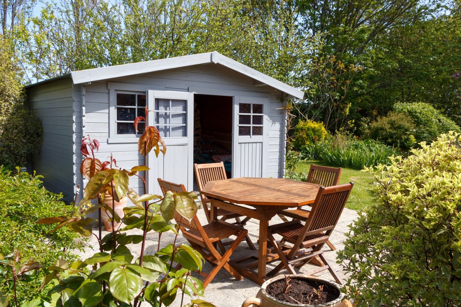 Construisez votre abri de jardin en bois avec succès découvrez les 3