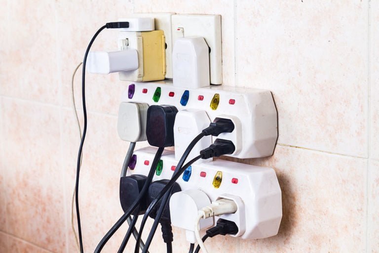 Optimisez votre installation électrique découvrez le nombre idéal de prises par disjoncteur