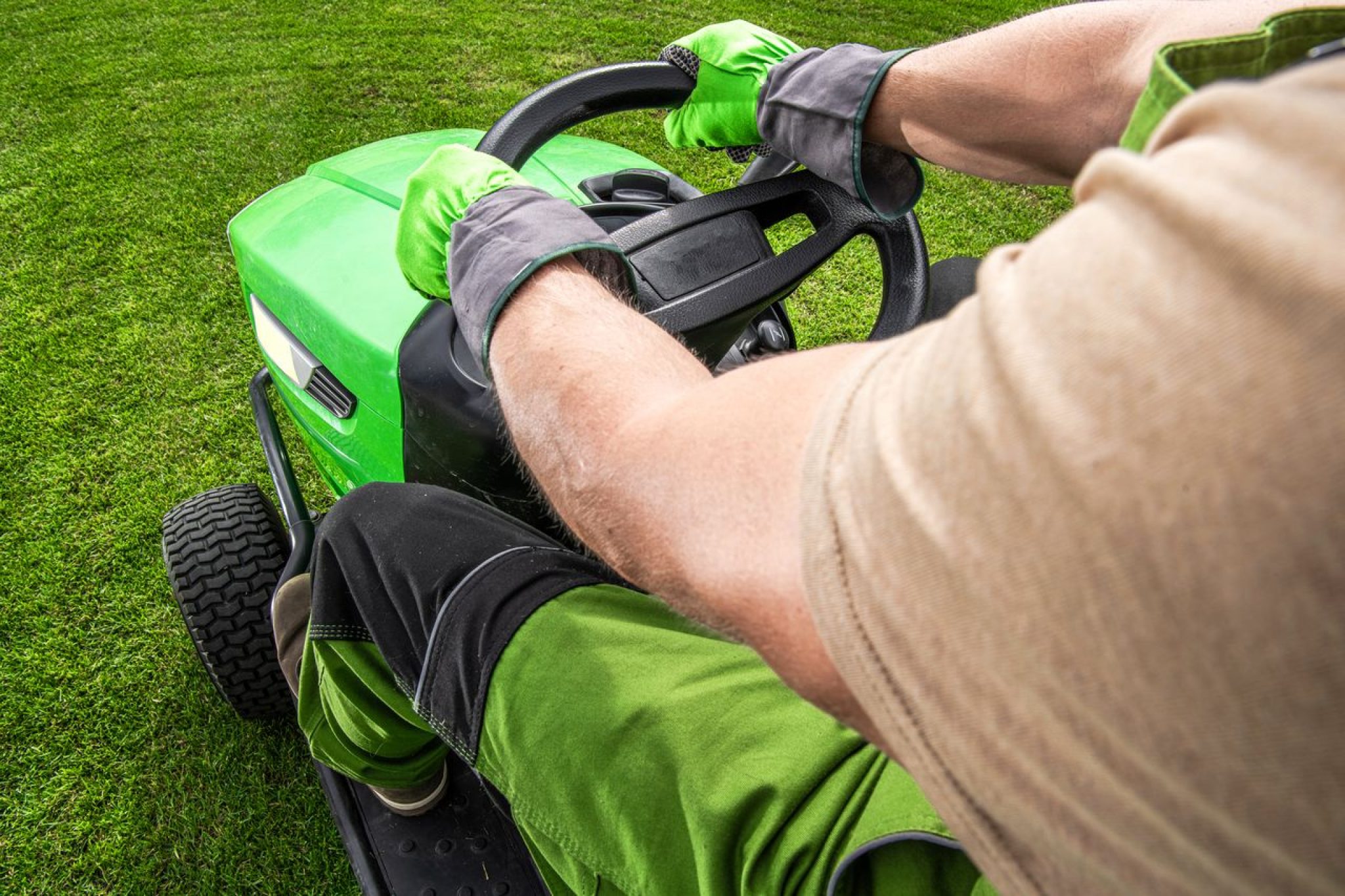 Choisissez la meilleure tondeuse autoportée pour un terrain en pente et facilitez votre