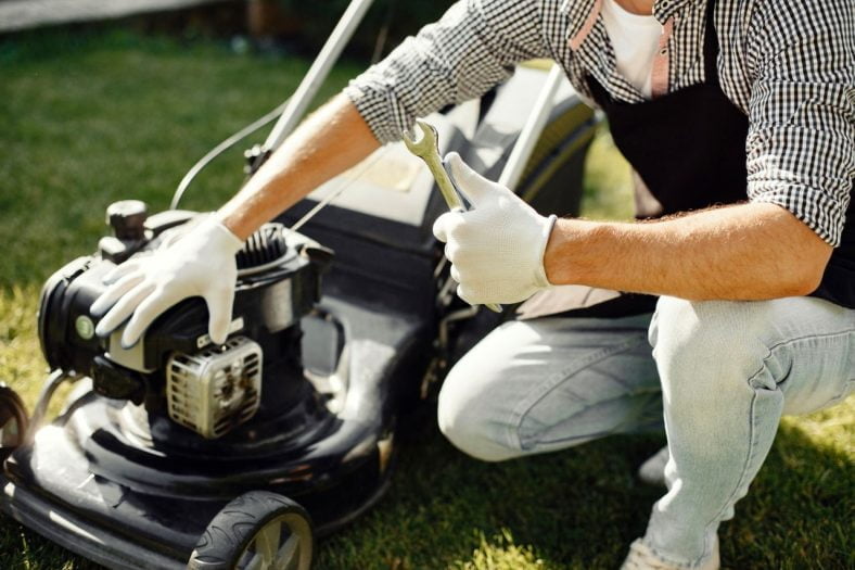 Choisissez la meilleure tondeuse autoportée pour un terrain en pente et facilitez votre