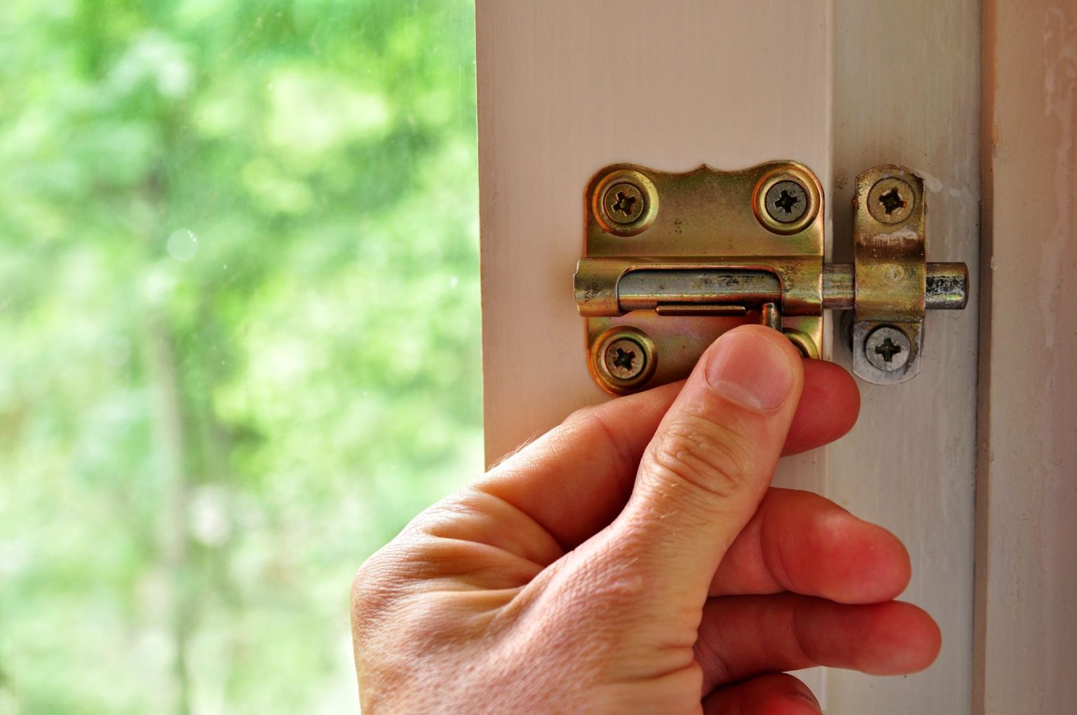 Guide pratique : Bloquer une fenêtre de l'intérieur en toute sécurité