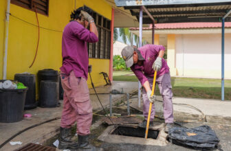 Le plombier débouche l'égout obstrué à l'aide d'un outil spécial