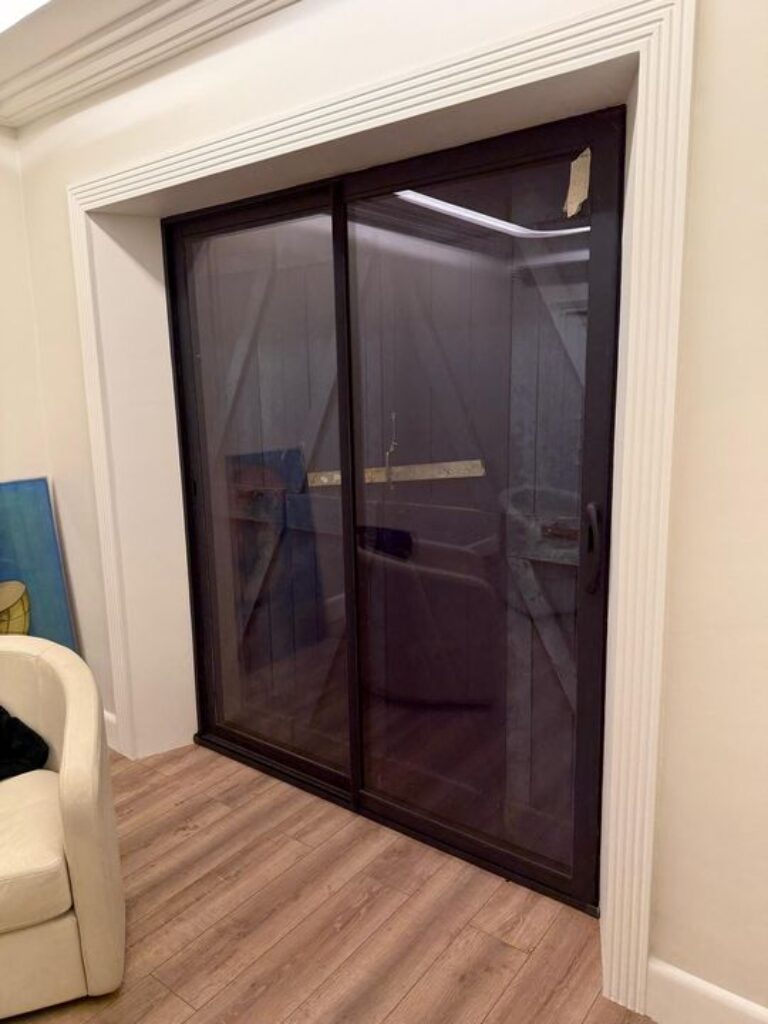 moulures autour de baie vitrée