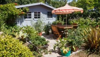 Transformer son abri de jardin en maison d’été