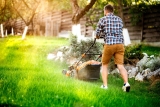 L’entretien d’une pelouse, faut il faire appel à un jardinier?