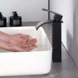 Pourquoi opter pour une robinetterie noire pour votre salle de bain ?