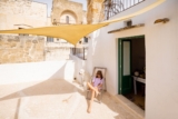 Stop au parasol bancal : passez à la voile d’ombrage sur mesure